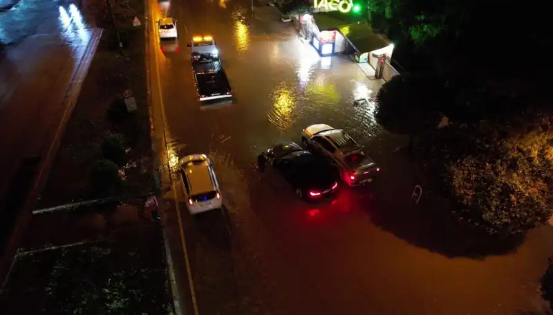 Adana’da Gökgürültülü Sağanak Yağış: Cadde ve Yollar Sular Altında Kaldı