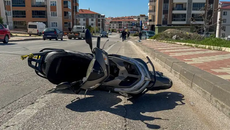 Uşak'ta Trafik Kazası: Hafif Ticari Araç ve Motosiklet Çarpıştı, 1 Kişi Hayatını Kaybetti