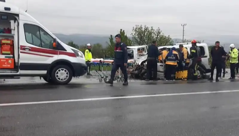 Denizli'de Korkunç Kaza: İki Araç Kafa Kafaya Çarpıştı, 4 Yaralı