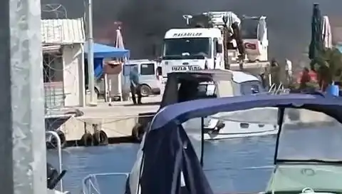 Tuzla'daki Balıkçı Barınağında Büyüyen Lastik Yangını Paniğe Neden Oldu