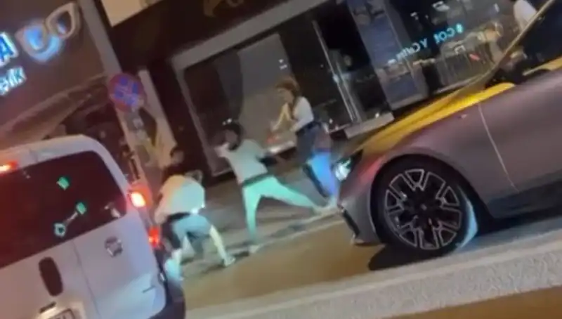 Cadde Boks Ringine Döndü: Yeditepe Sokaklarında Yumruklar Havada Uçuştu!