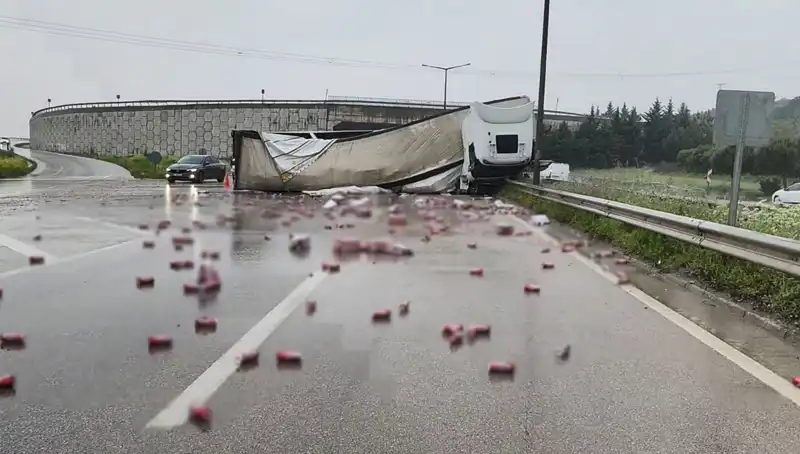 TIR Devrildi: Yolda İçki Şişeleriyle Dolu Kaza Ortalığı Karıştırdı