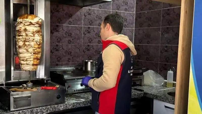 Tavuk Döner Alarmı: Türkiye'de İşletmelere Baskınlar Artıyor