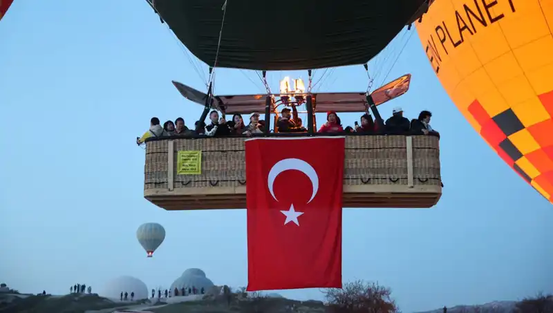 Kapadokya'nın Gökyüzünde Türk Bayraklarıyla Renkli Bir 23 Nisan Kutlaması!