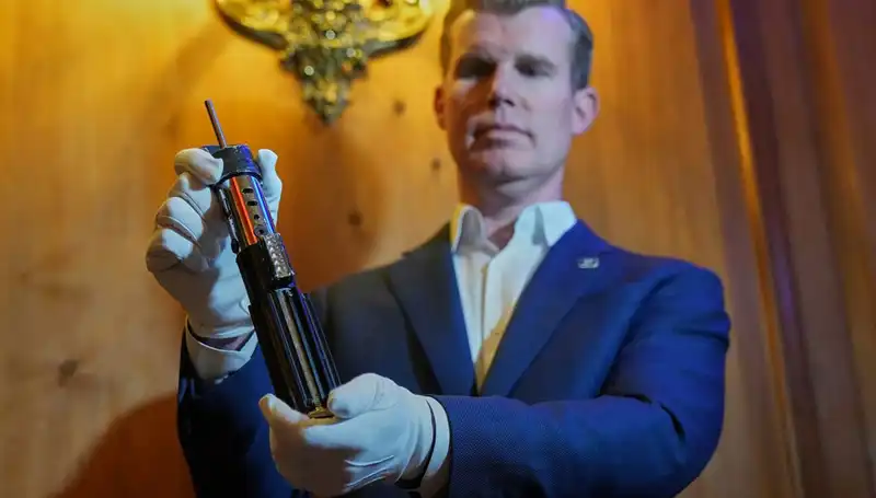 Darth Vader'ın Efsanevi Işın Kılıcı Rekor Fiyata Satıldı!