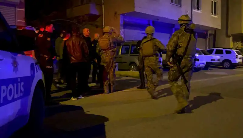 Balkon Terörü: Tüfekle Ateş Açan Şahıs, Polisten Kaçtı!