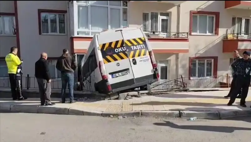 Okul Servisi Balkona Daldı: İki Öğrenci Yaralandı