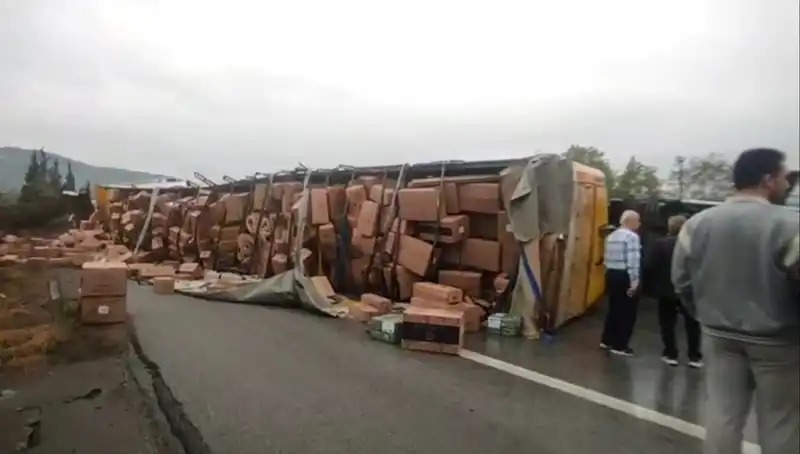 TEM Otoyolu'nda TIR Devrildi: Ankara Yolu Kapatıldı, Trafik Kaosu Başladı