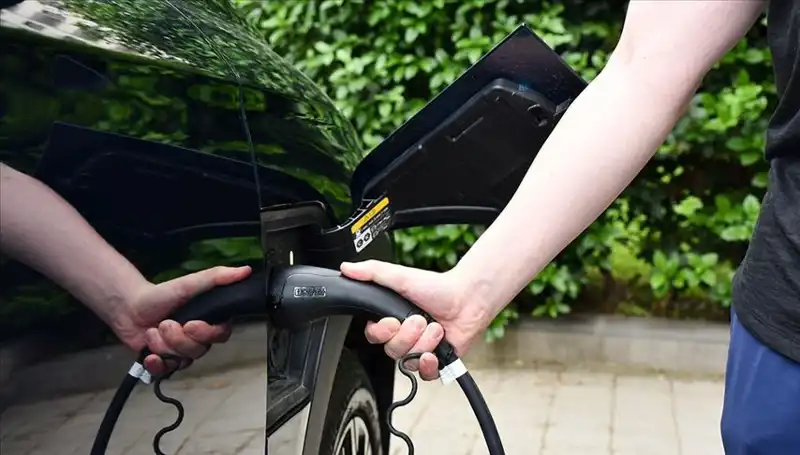 İngiltere, ABD'nin Gümrük Vergilerine Karşı Elektrikli Araç Üreticilerini Destekliyor