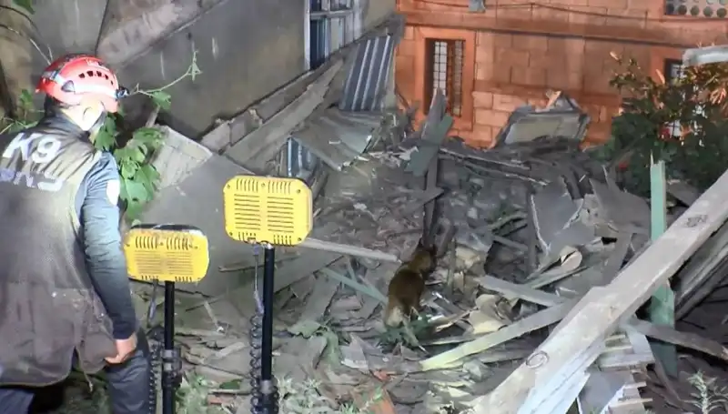İstanbul'da Deprem Sonrası Çöken Bina, Korkutucu Anlara Neden Oldu
