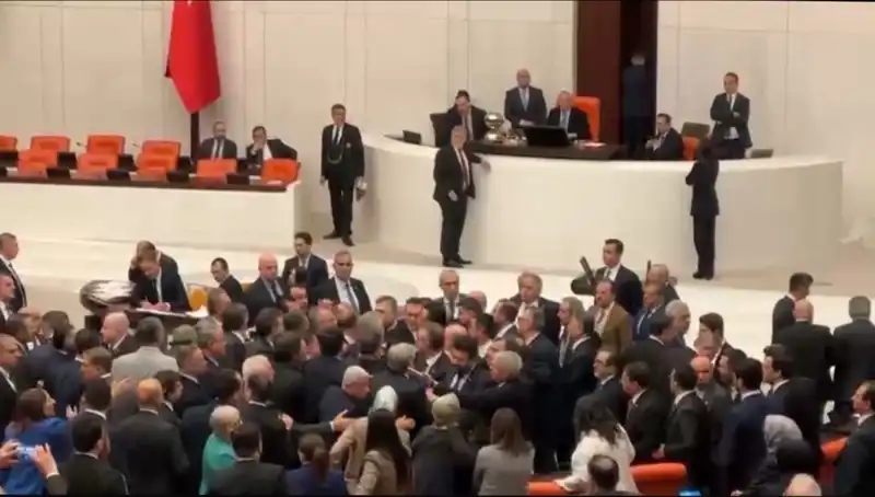 Mecliste Gergin Anlar: Emekli İkramiyesi Krizi Büyüyor!