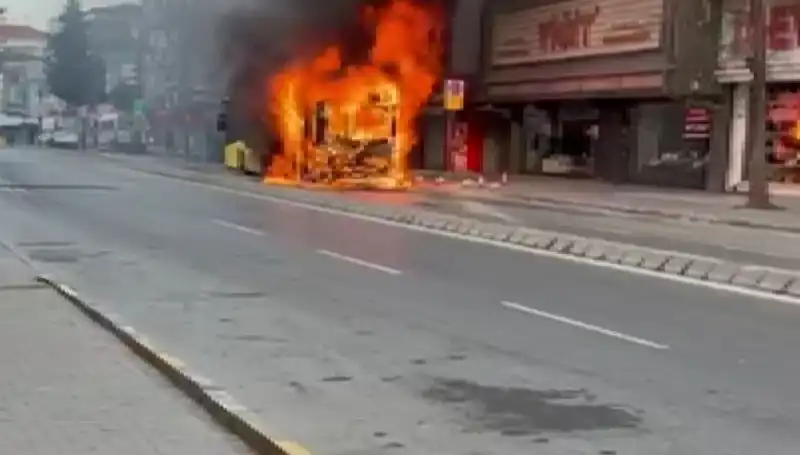 Ümraniye'de Korkutan Yangın Paniği: Alevler Bir Anda Ortaya Çıktı!
