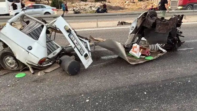 Bariyere Çarpan Araçta Korkunç Kaza: Bir Ölü, Bir Yaralı