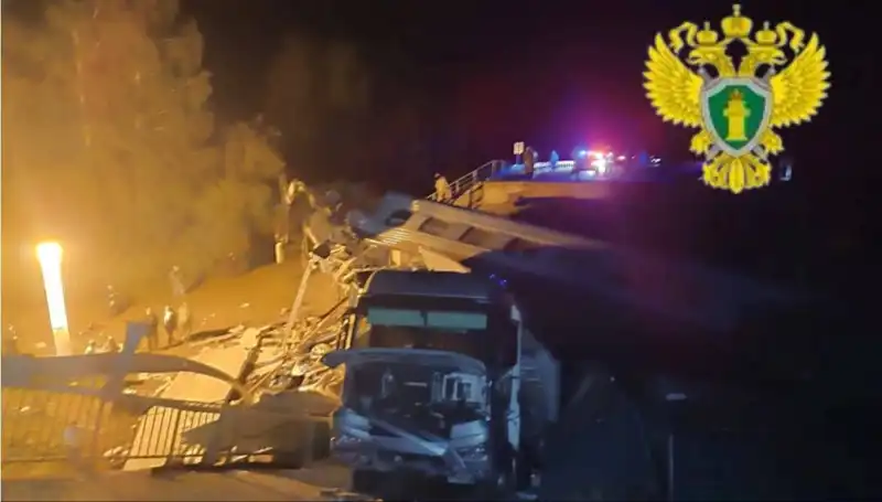 Rusya'da İki Köprü Çöktü, Tren Kazasında Yedi Kişi Hayatını Kaybetti