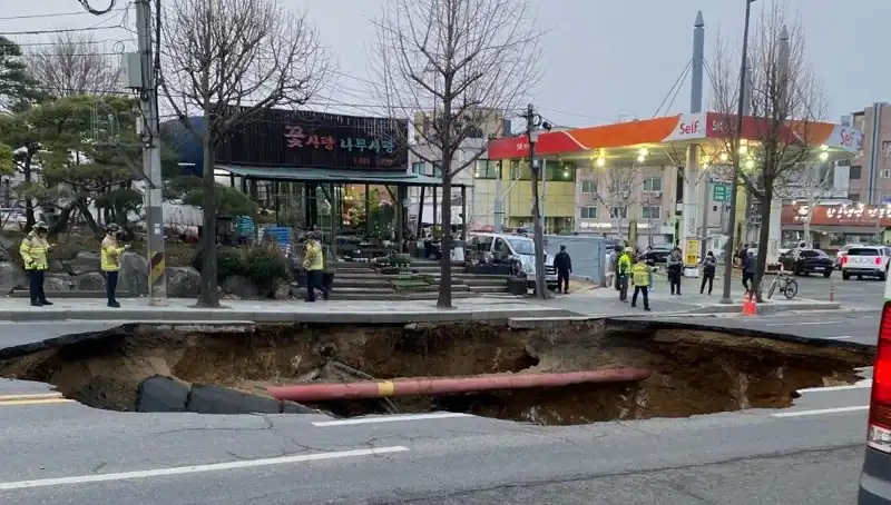 Güney Kore’de Motosikletin Yuttuğu Dev Çukur: Kayıp ve Yaralı Var!