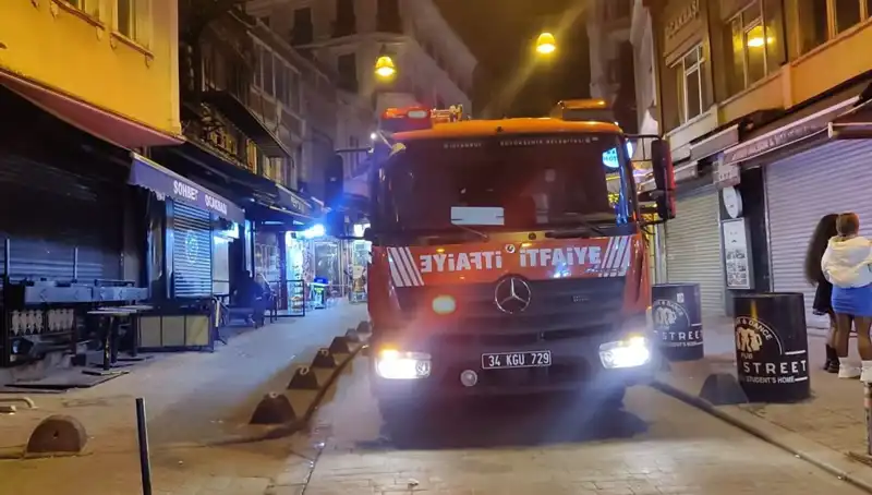 Beyoğlu'nda Asansör Boşluğuna Düşen Müşteri Şok Etti!