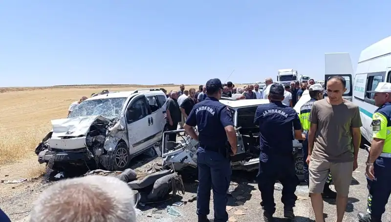 Otomobil ve Hafif Ticari Araç Çarpıştı: 4 Can Kayıbı, 1 Yaralı