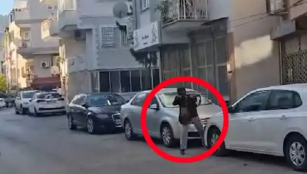 İzmir'de Saldırganla Çatışma Anlarının Şok Edici Görüntüleri Ortaya Çıktı