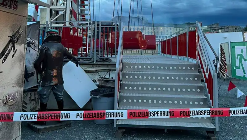 Dönen Salıncak Reklam Direklerine Çarptı: Facia Neredeyse Gerçekleşiyordu!