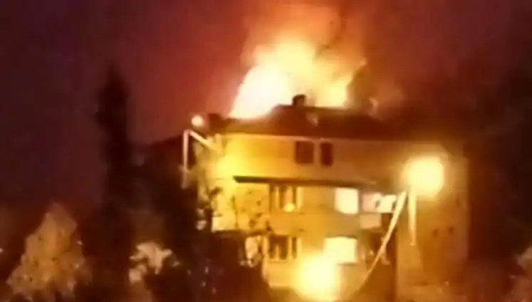 Saman Dolu Çatı Yangını, Mahallede Panik ve Hareketli Anlar Yaşattı