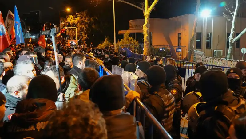 Ekrem İmamoğlu Protestoları: Gerilim Artıyor, 16 Polis Yaralandı