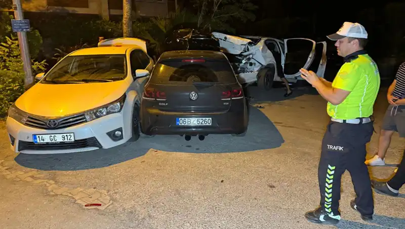 Alkollü Sürücü Sokaklarda Kaos Yarattı: Üç Araca Çarptı