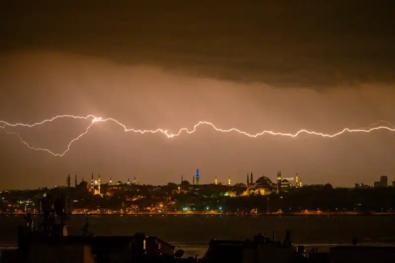 İstanbul'da Hızla Değişen Hava: Sıcaklık 22 Derece Düşecek mi?
