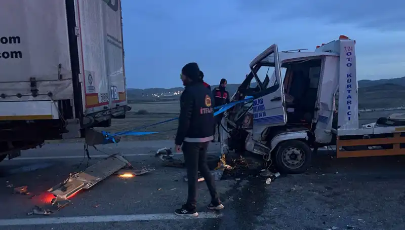Kazaya Yardım İçin Duran Araç, Arkadan Gelen Çekiciyle Çarpıştı