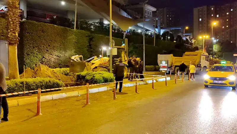 AVM Girişinde Doğalgaz Paniği: Müşteriler Aniden Dışarı Dökülünce
