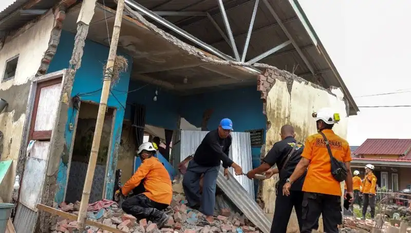 Endonezya’da 5.7 Büyüklüğünde Deprem: 8 Ev Çöktü, Can Kaybı Var mı?