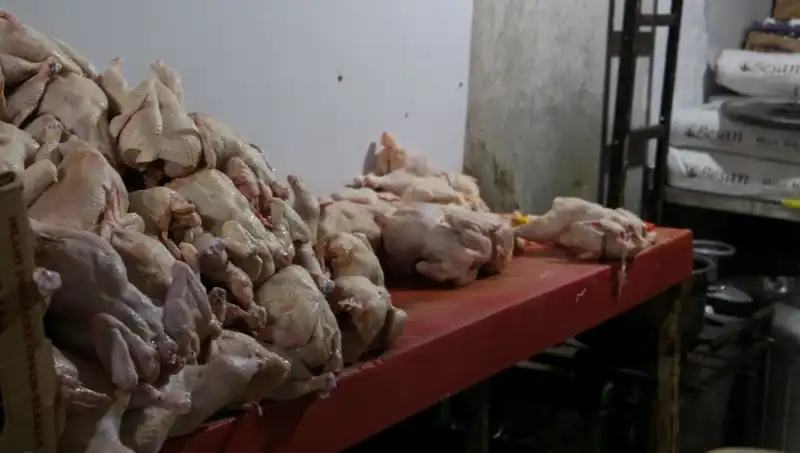 Döner İmalathanesinde Şok Edici Görüntüler: Temizlik ve Hijyen Krizi!