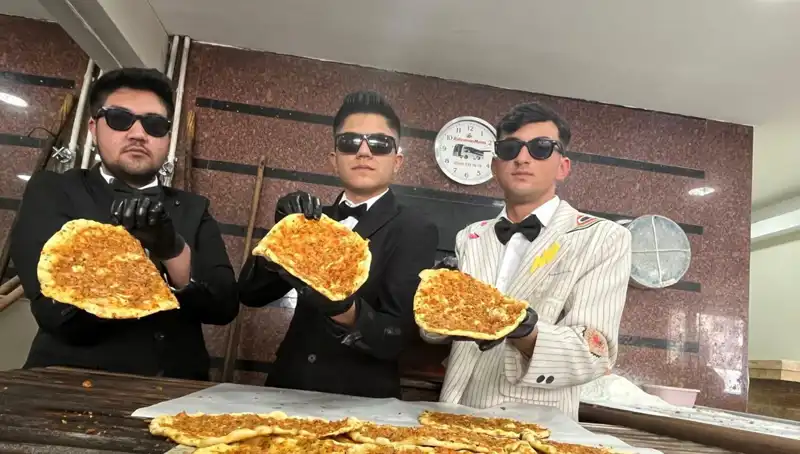 Takım Elbiseli Fırıncılar: Sıradışı Görüntüleriyle Şaşkınlık Yarattı