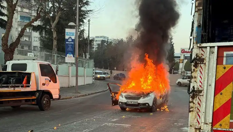 Alev Topuna Dönüşen Araç, Trafikte Korku Dolu Anlar Yaşattı