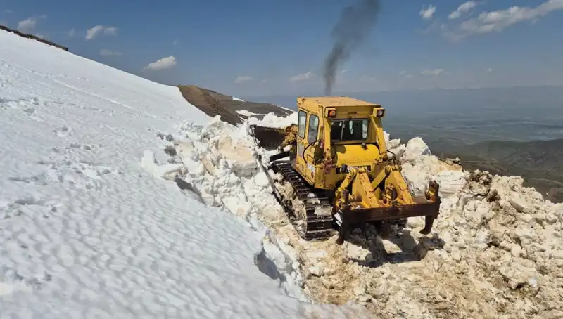 Nisan Ayında Yaşanan 2 Metrelik Kar, Yol Açma Çalışmalarını Zorlaştırıyor