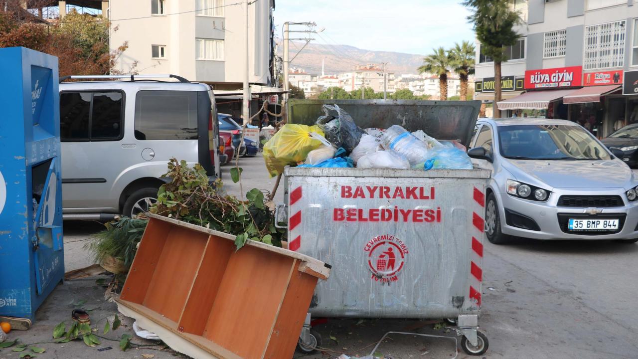 İzmir Bayraklı'da Sokaklarda Çöp Yığınları Oluştu