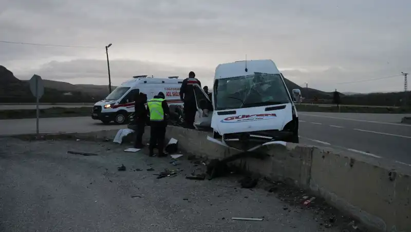İşçi Servisi İstinat Duvarına Çarptı: Korkutan Kaza Ayrıntıları