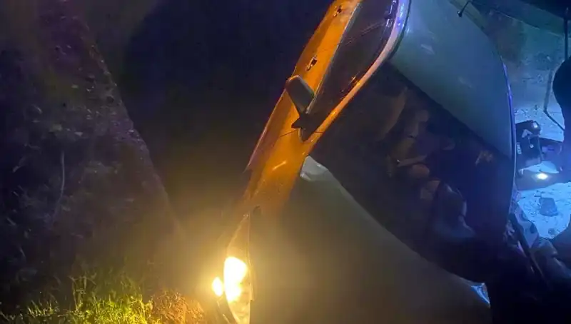 Adana'da Feci Kaza: Otomobil Şarampole Devrildi, İki Yaralı