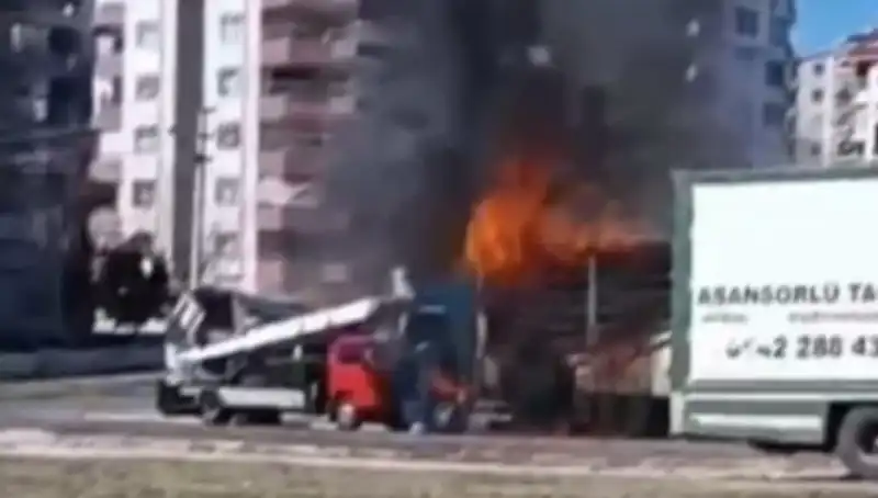 Alev Alev Yanan TIR, Külleriyle Yeni Bir Hikaye Yazdı