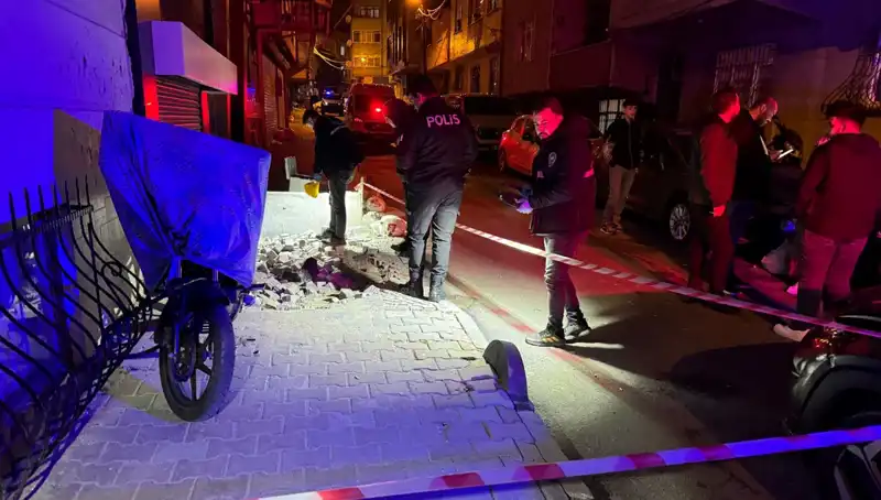 Küçükçekmece'de Plakasız Motosikletle Saldırı: Şoke Eden Görüntüler Ortaya Çıktı