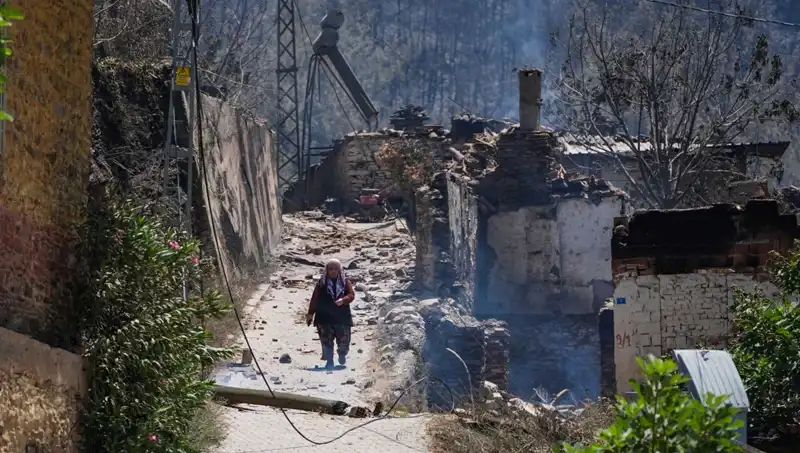İzmir ve Bilecik'te Yangınların Acı Bilançosu: 415 Bina Yok Olmuş