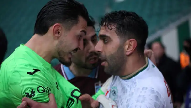 Konyaspor-Trabzonspor Maçında Uzatmalarda Tansiyon Yükseldi: Futbolcular Arasında Kavga!