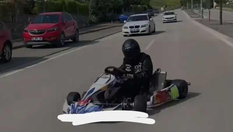 Go-Kart Sürücüsü Yol Ortasında Tehlikeli Drift Yaptı: İnanılmaz Görüntüler!