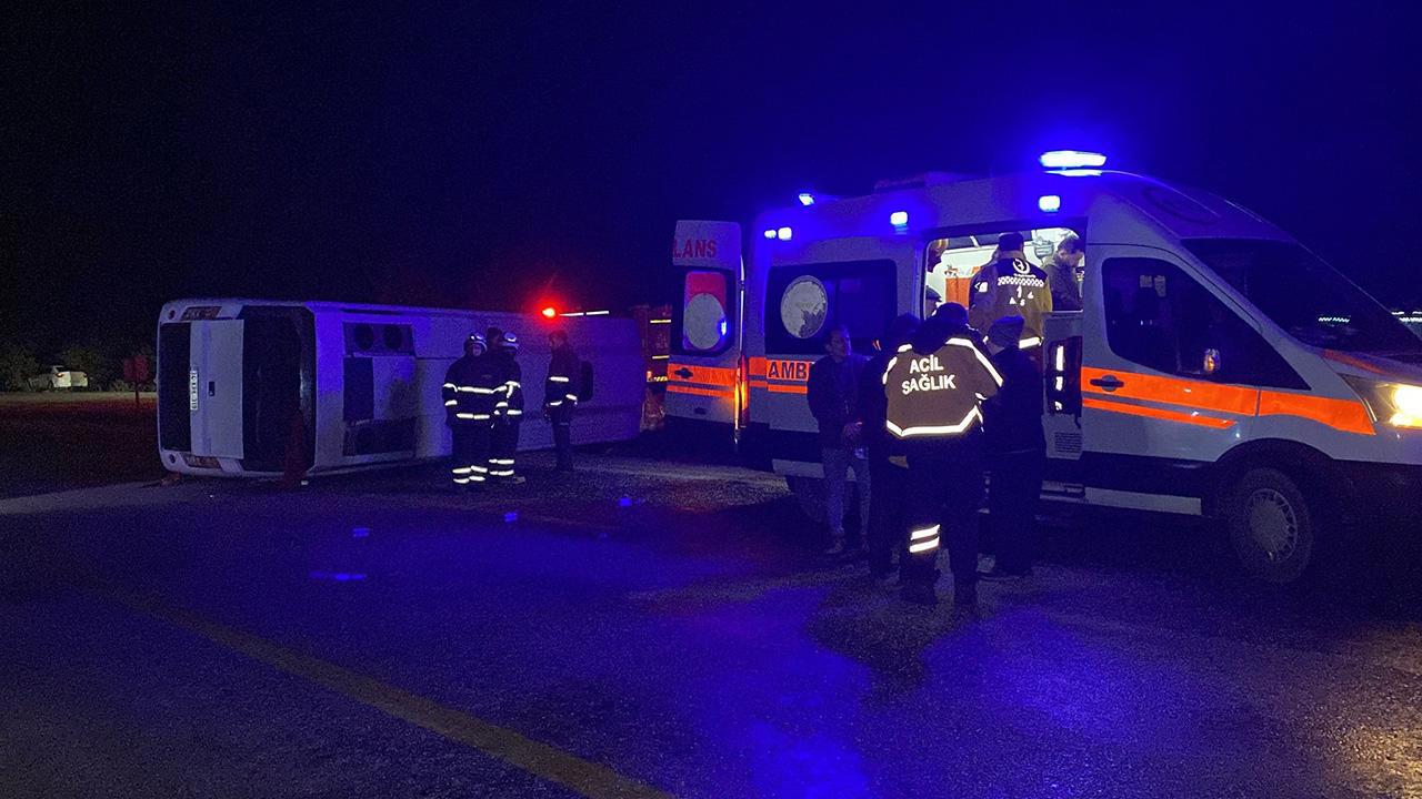 Cenazeye Giden Midibüs Devrildi: 24 Yaralı