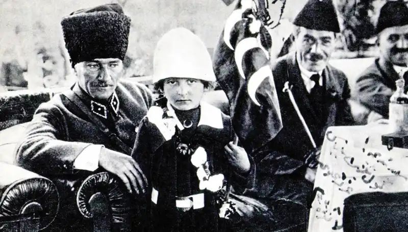 Unutulmaz Fotoğrafın Ardındaki Gizem: O Şapkanın Altında Bayram Doğdu