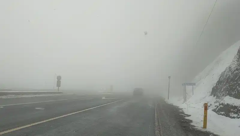 Bolu Dağı'nda Kar ve Sis Ulaşımı Engelledi: Tatilcilerin Planları Alt Üst Oldu