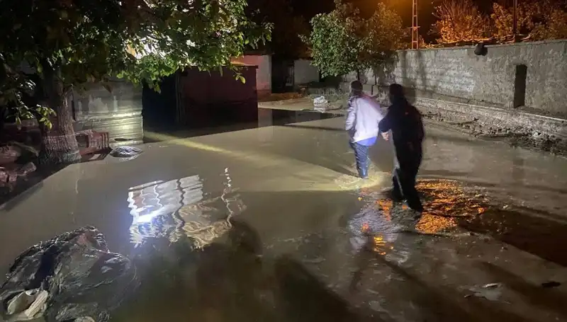 20 Dakikalık Yağmur Sel Getirdi: Ev Çöken Mahallede Neler Oluyor?