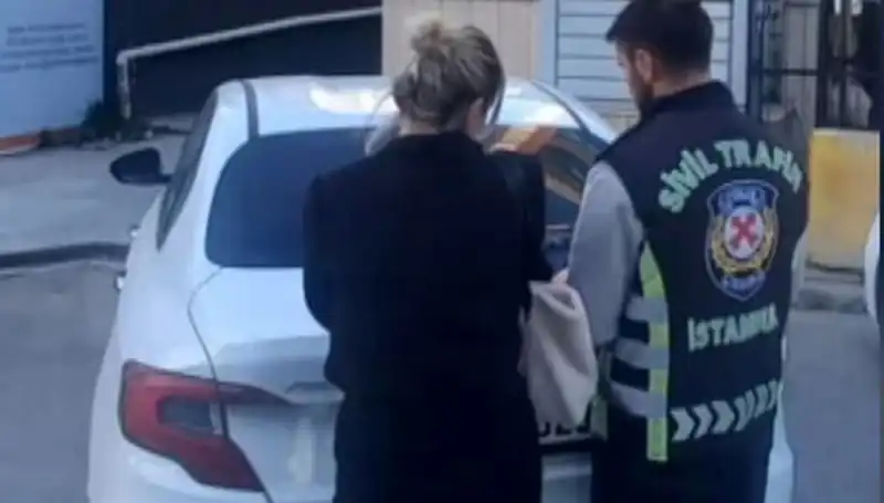 Kadıköy'de Drift Atan Kadın Sürücüye Hükümet Tutuştu: 48 Bin Lira Ceza!