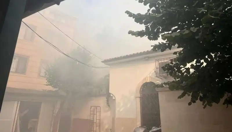 Fatih’te Tarihi Tahta Minare Hamamı’nda Yangın Panik Yaratıyor!