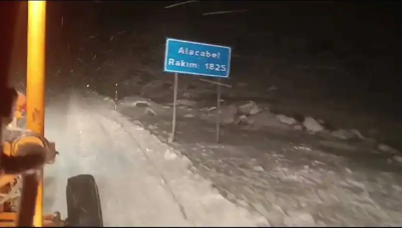 Antalya’da Kış Gelmeden Kar Sürprizi: Şehir Beyaza Büründü!