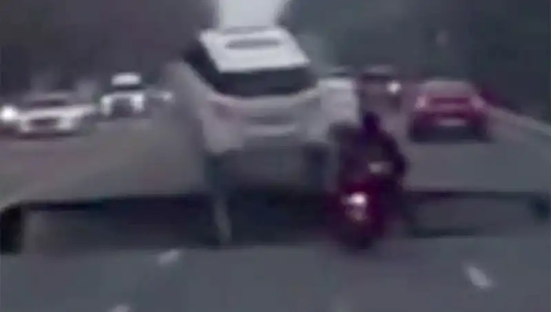 Güney Kore'de Otoyolda Oluşan Dev Çukur Motosikleti Yuttu, Neler Oluyor?